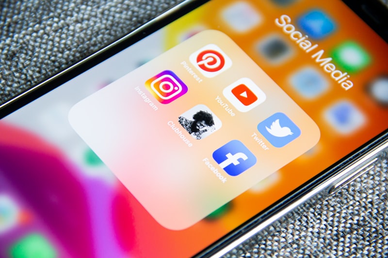 Smartphone mit Social-Media-Apps